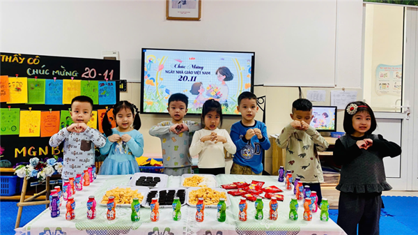 Các bé MGN B4 liên hoan chúc mừng Ngày Nhà giáo Việt Nam