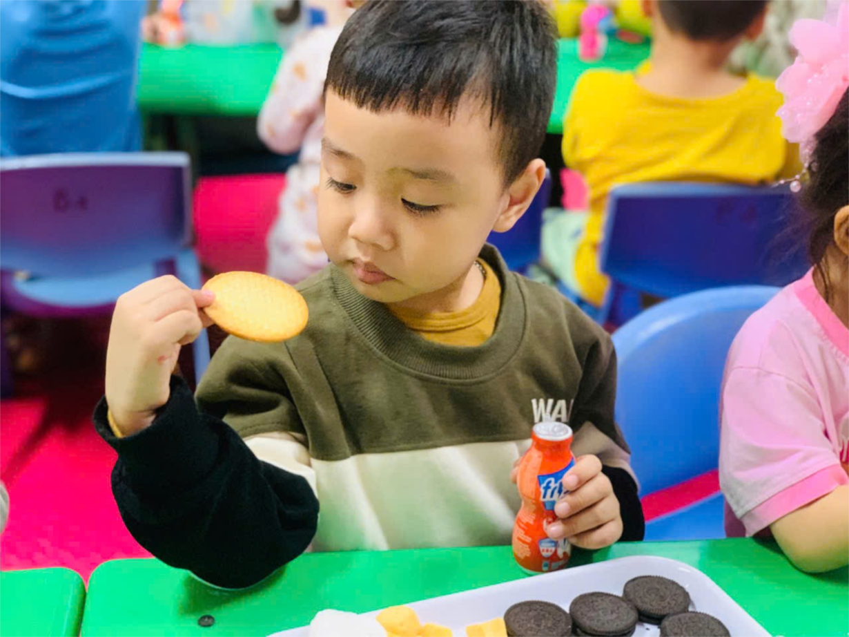 Các bé MGN B4 liên hoan chúc mừng Ngày Nhà giáo Việt Nam