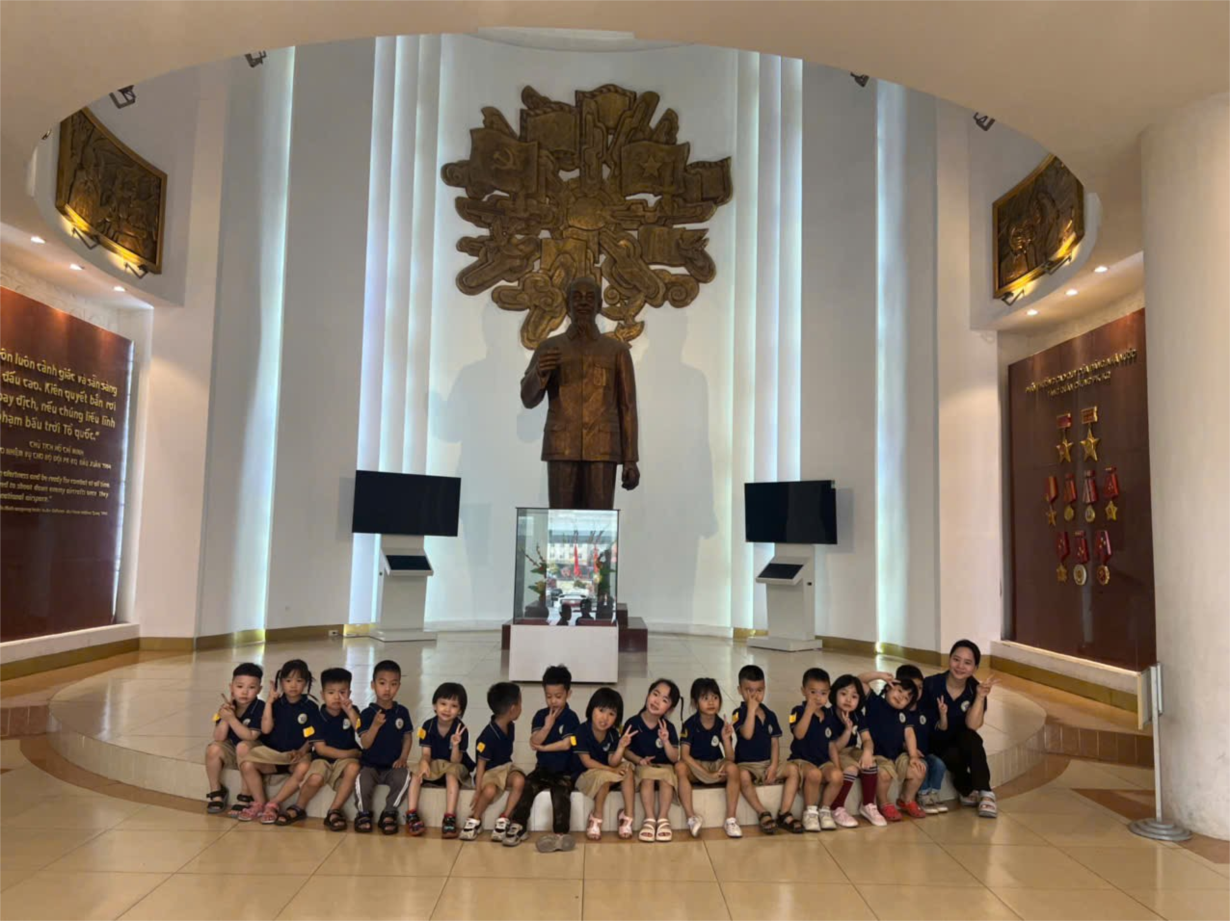 Các bé MGN B4 tham quan Bảo tàng phòng không - không quân