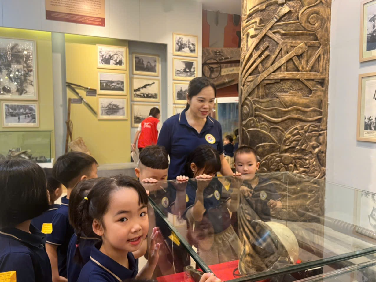 Các bé MGN B4 tham quan Bảo tàng phòng không - không quân