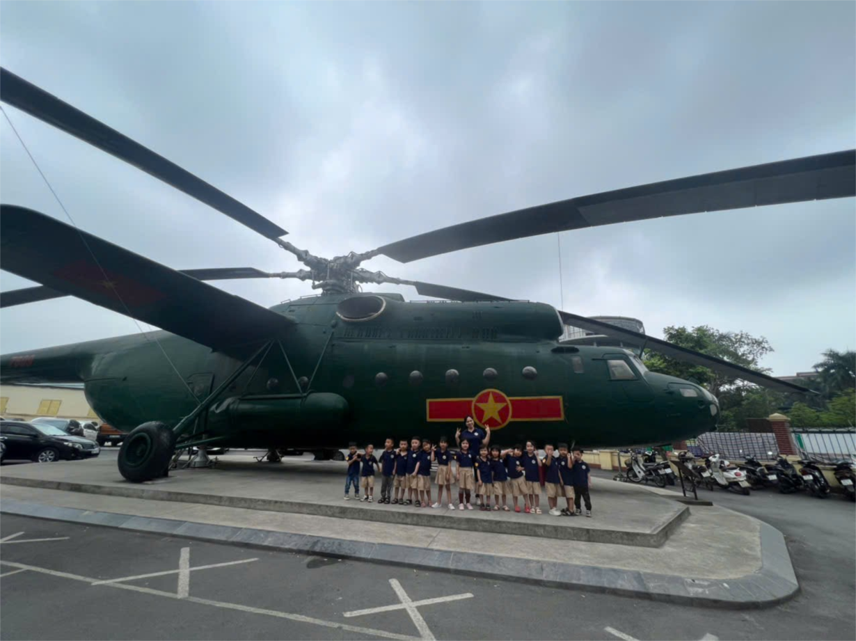 Các bé MGN B4 tham quan Bảo tàng phòng không - không quân
