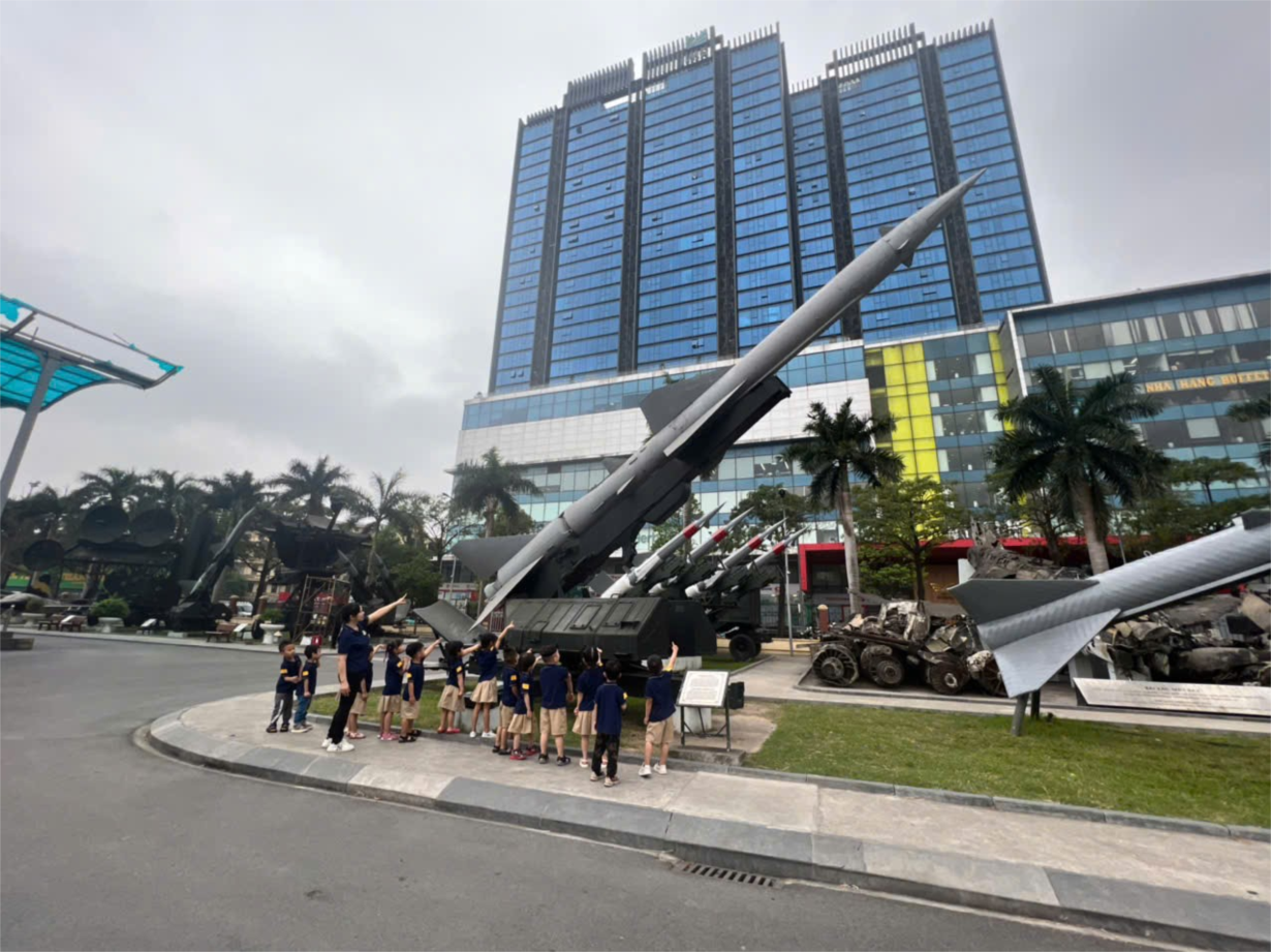 Các bé MGN B4 tham quan Bảo tàng phòng không - không quân
