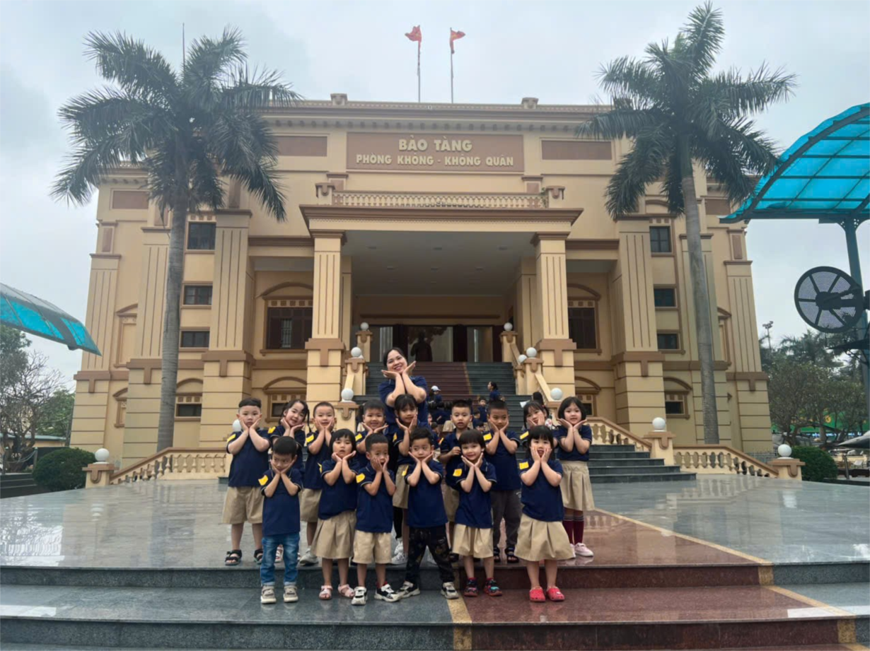 Các bé MGN B4 tham quan Bảo tàng phòng không - không quân