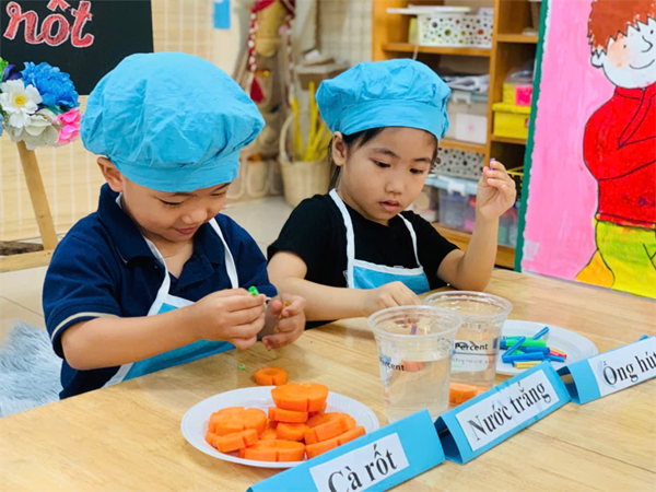 Các bé MGN B4 khám phá sự kỳ diệu của củ cà rốt