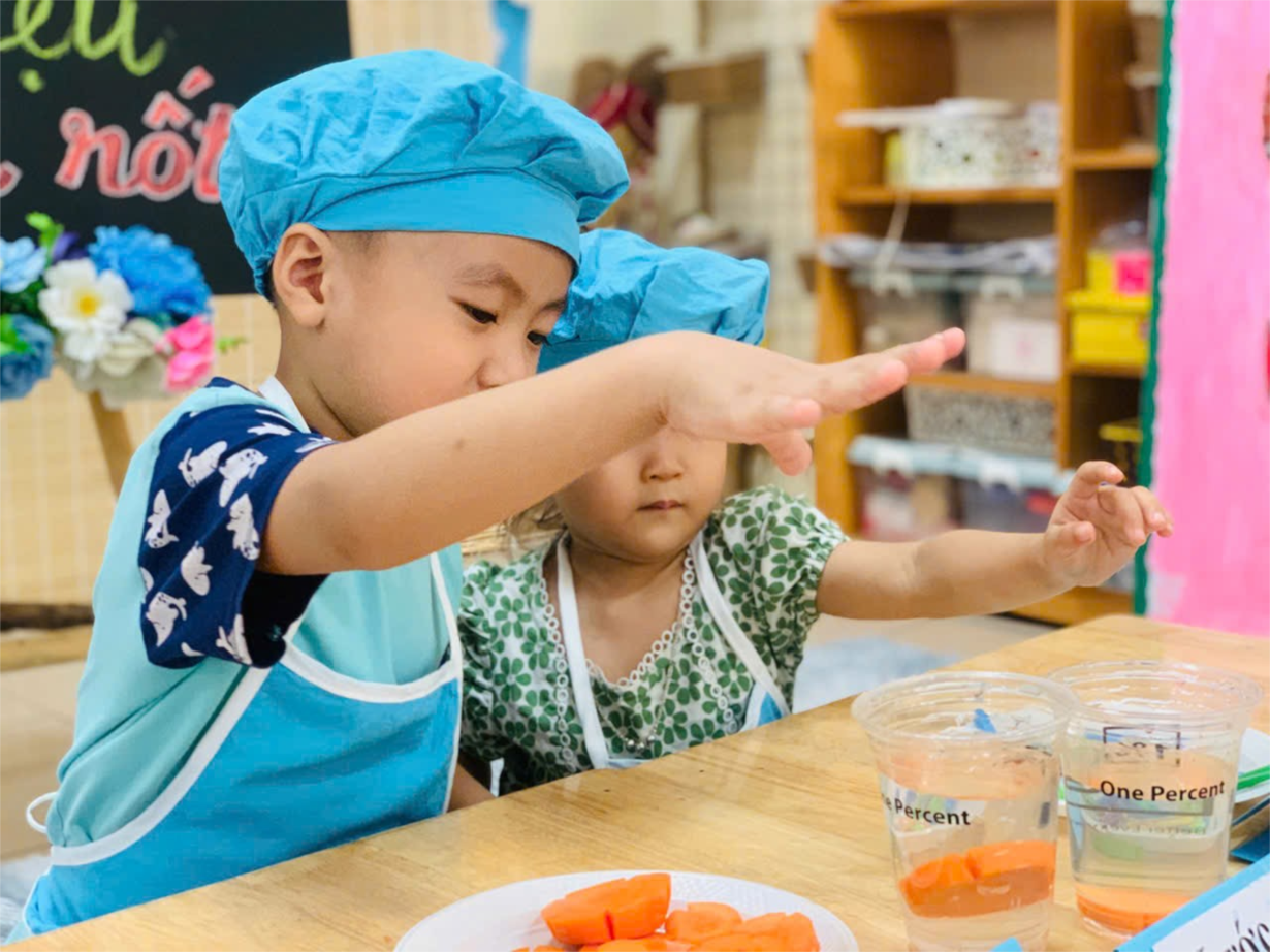 Các bé MGN B4 khám phá sự kỳ diệu của củ cà rốt