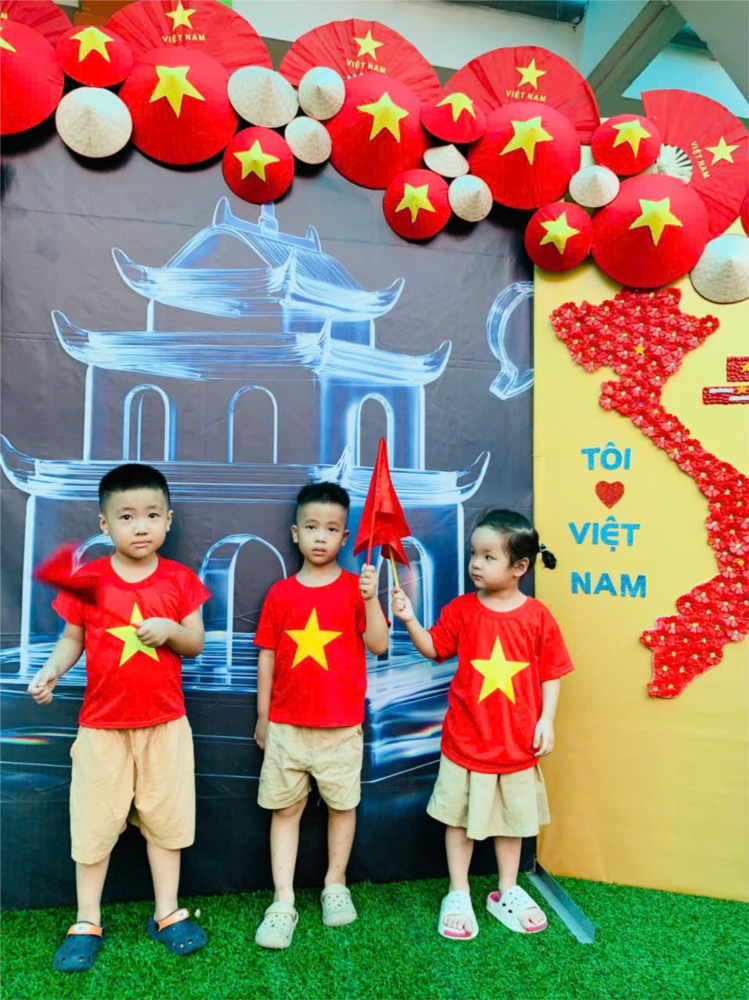 Các bé MGN B4 chào mừng kỷ niệm 80 năm Quốc Khánh 2 - 9
