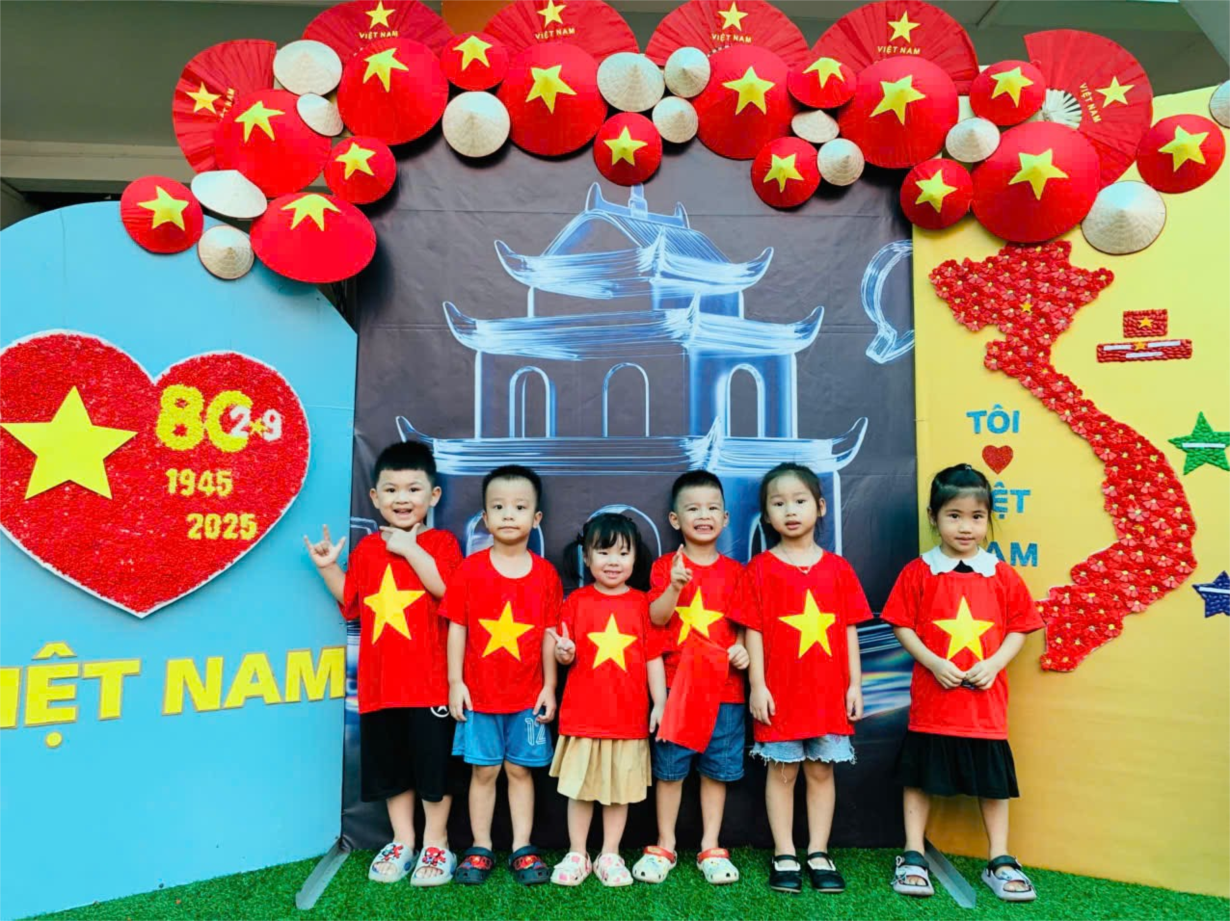 Các bé MGN B4 chào mừng kỷ niệm 80 năm Quốc Khánh 2 - 9