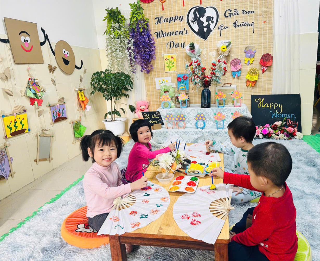 Các bé lớp nhà trẻ D1 trang trí Quạt Giấy tặng Bà , tặng Mẹ