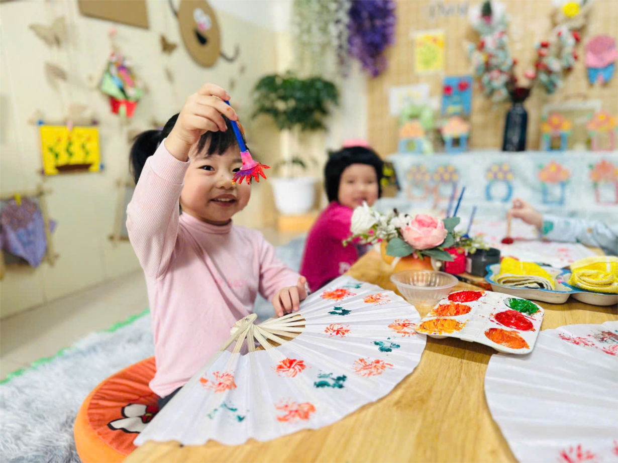 Các bé lớp nhà trẻ D1 trang trí Quạt Giấy tặng Bà , tặng Mẹ