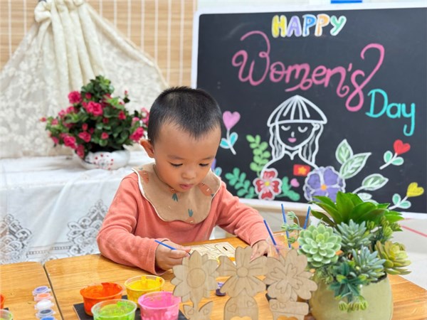 Hình ảnh các bé lớp C2 tô màu bông hoa tặng mẹ.