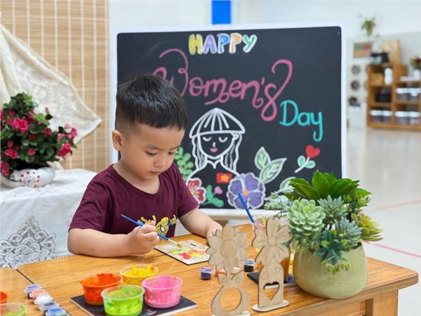 Hình ảnh các bé lớp C2 tô màu bông hoa tặng mẹ.