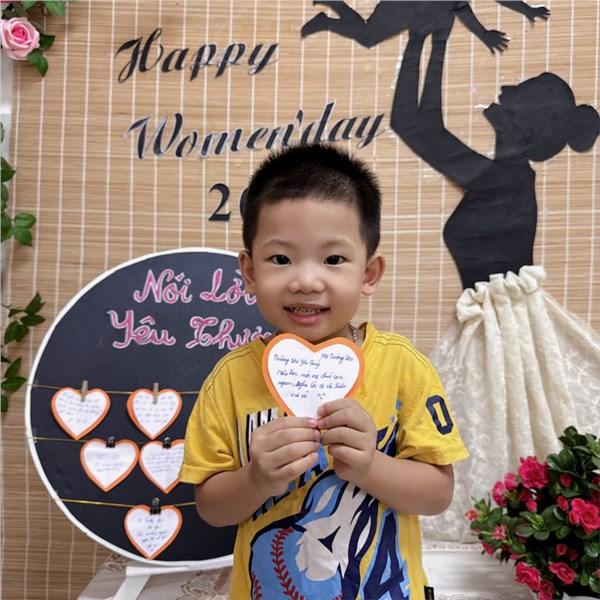 Hình ảnh các bé lớp C2 tô màu bông hoa tặng mẹ.