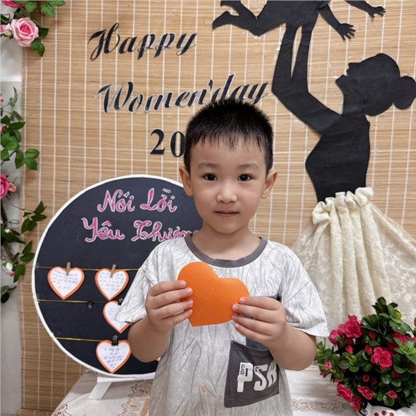 Hình ảnh các bé lớp C2 tô màu bông hoa tặng mẹ.