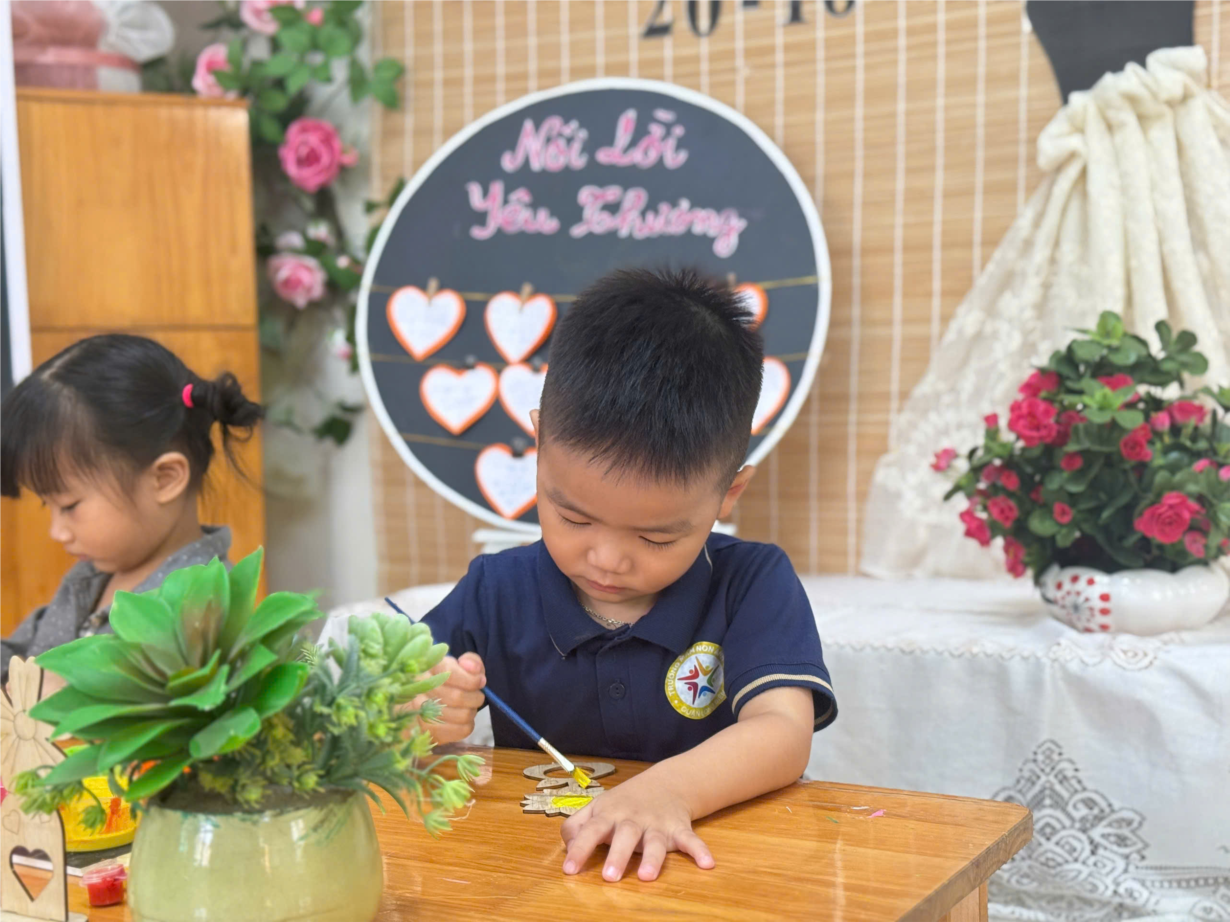 Hình ảnh các bé lớp C2 tô màu bông hoa tặng mẹ.