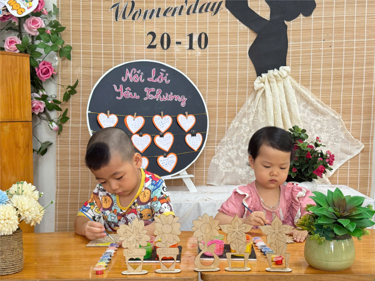 Hình ảnh các bé lớp C2 tô màu bông hoa tặng mẹ.