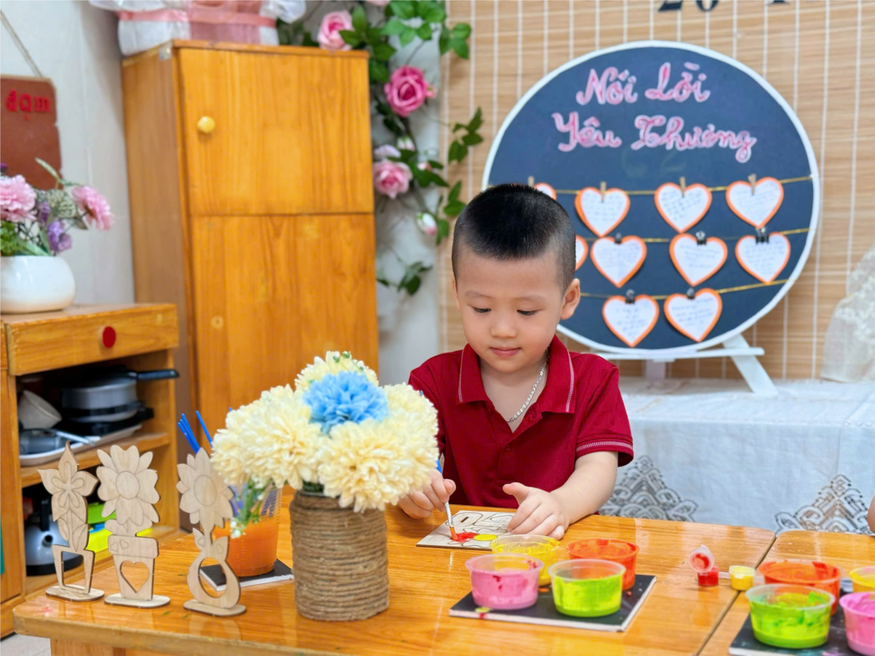 Hình ảnh các bé lớp C2 tô màu bông hoa tặng mẹ.