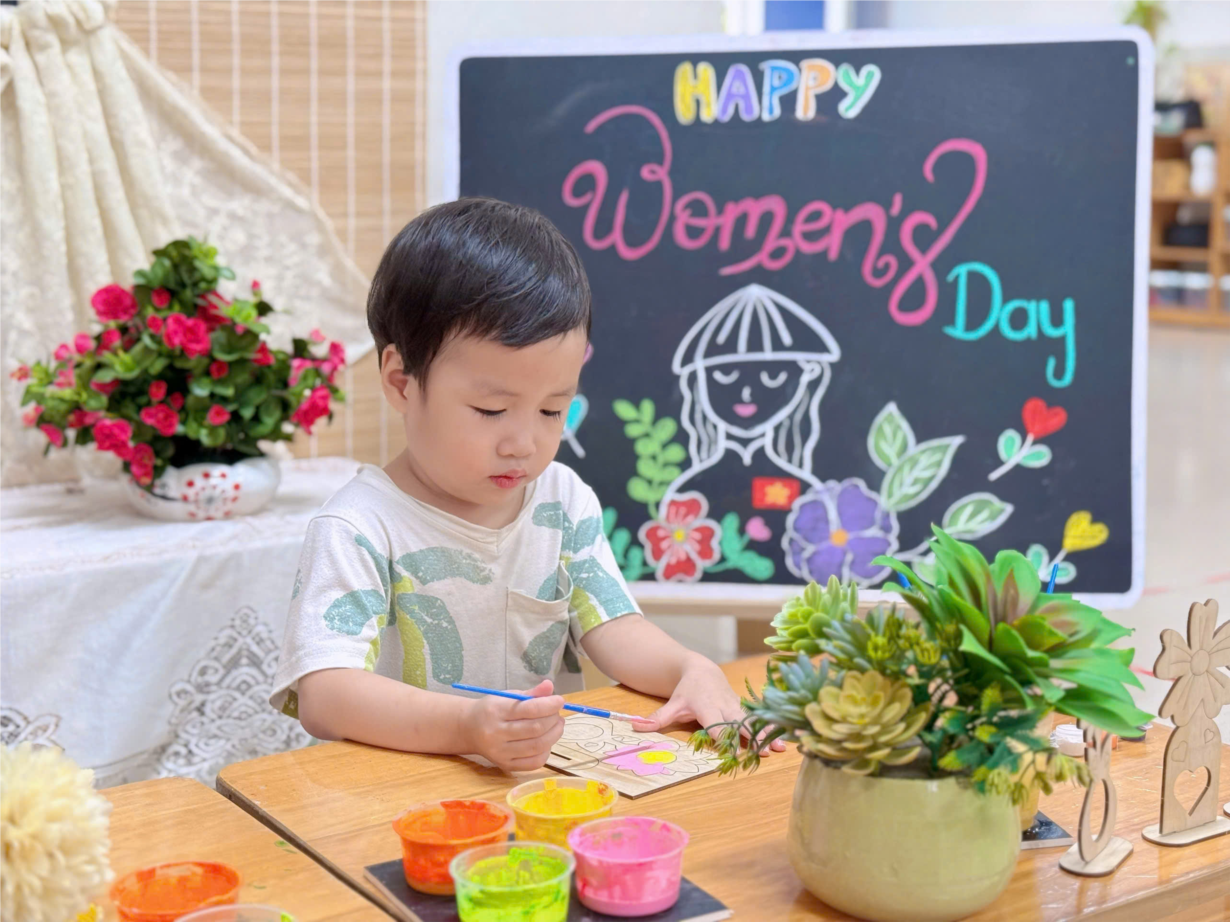 Hình ảnh các bé lớp C2 tô màu bông hoa tặng mẹ.