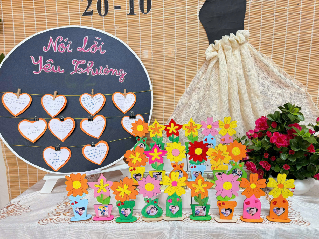 Hình ảnh các bé lớp C2 tô màu bông hoa tặng mẹ.