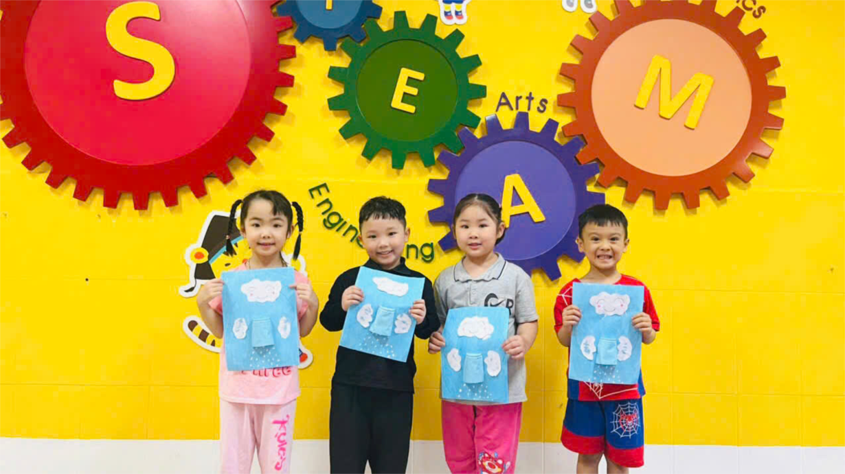 Các bé lớp B4 với giờ học tạo hình: xé dán hiện tượng thiên nhiên