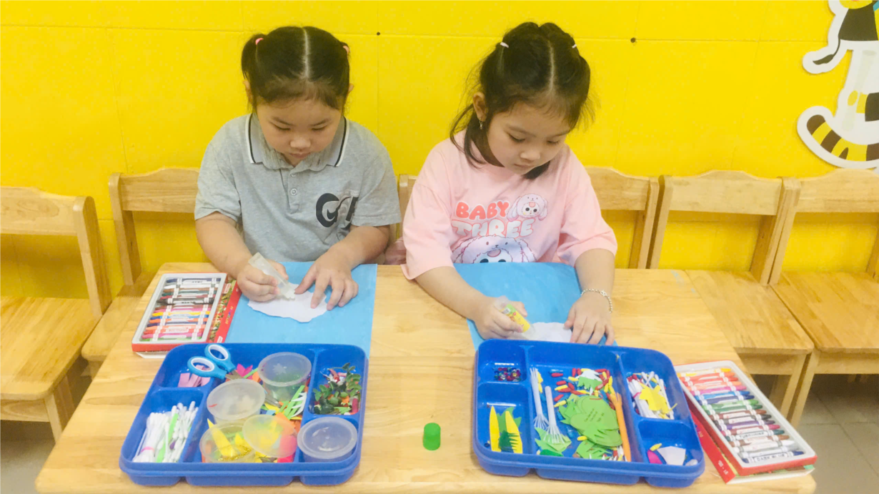 Các bé lớp B4 với giờ học tạo hình: xé dán hiện tượng thiên nhiên