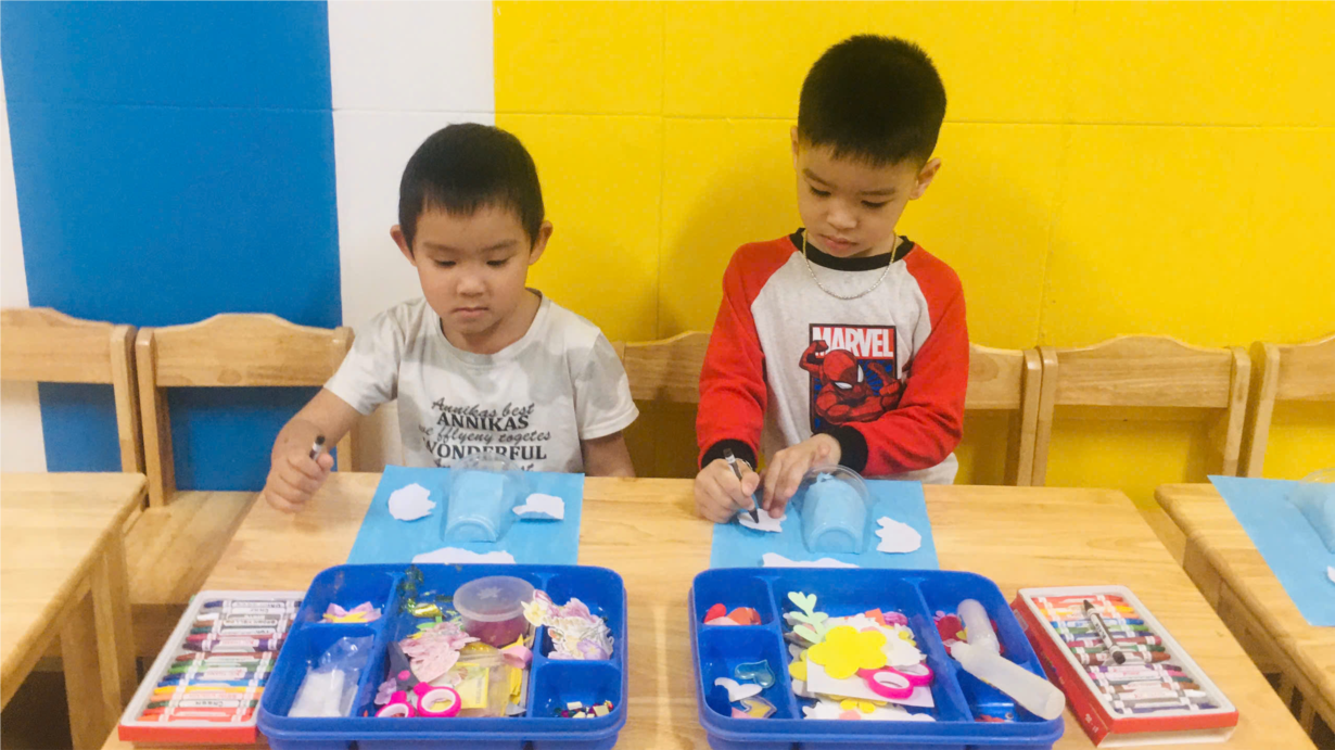 Các bé lớp B4 với giờ học tạo hình: xé dán hiện tượng thiên nhiên