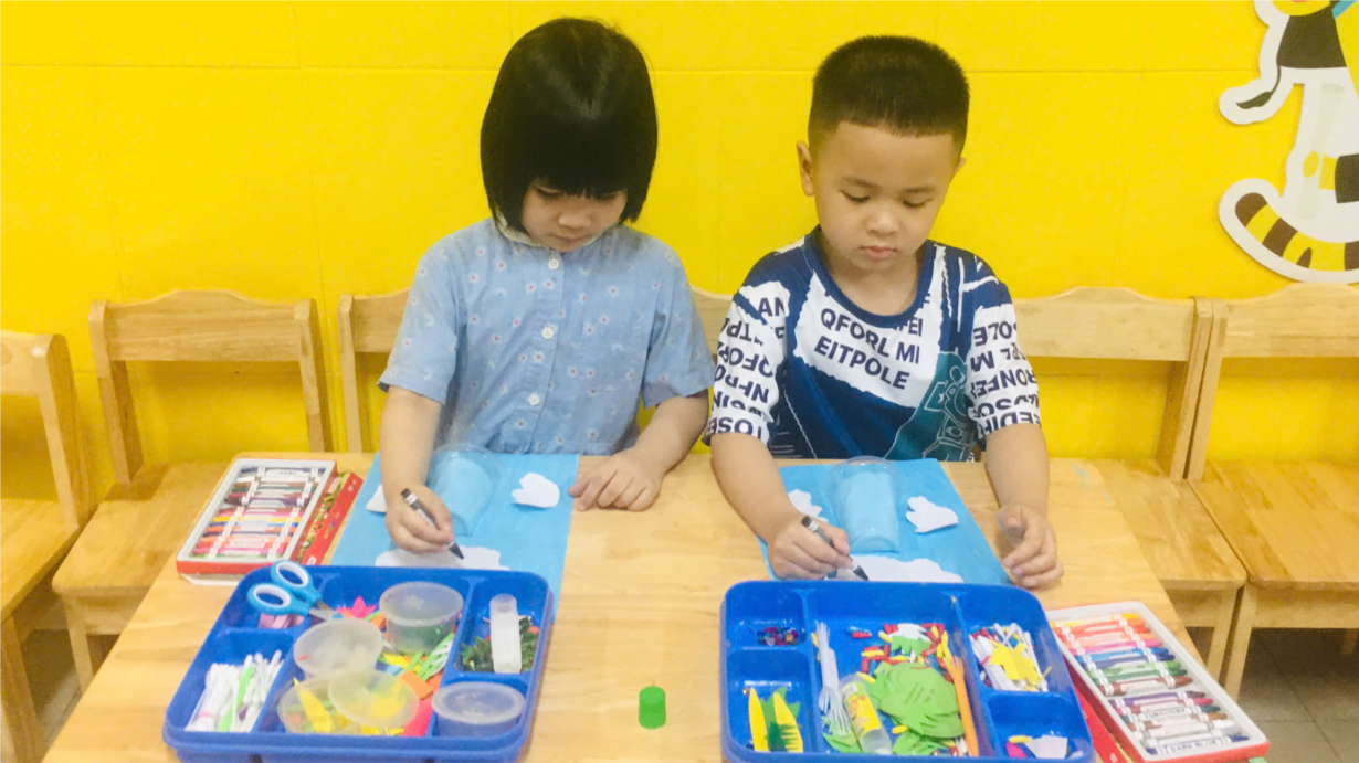 Các bé lớp B4 với giờ học tạo hình: xé dán hiện tượng thiên nhiên