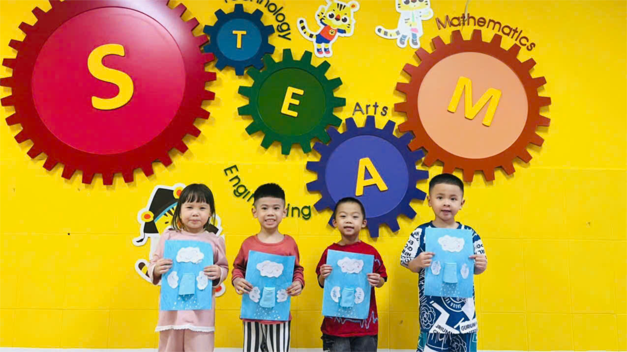 Các bé lớp B4 với giờ học tạo hình: xé dán hiện tượng thiên nhiên