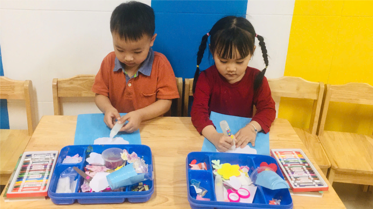 Các bé lớp B4 với giờ học tạo hình: xé dán hiện tượng thiên nhiên