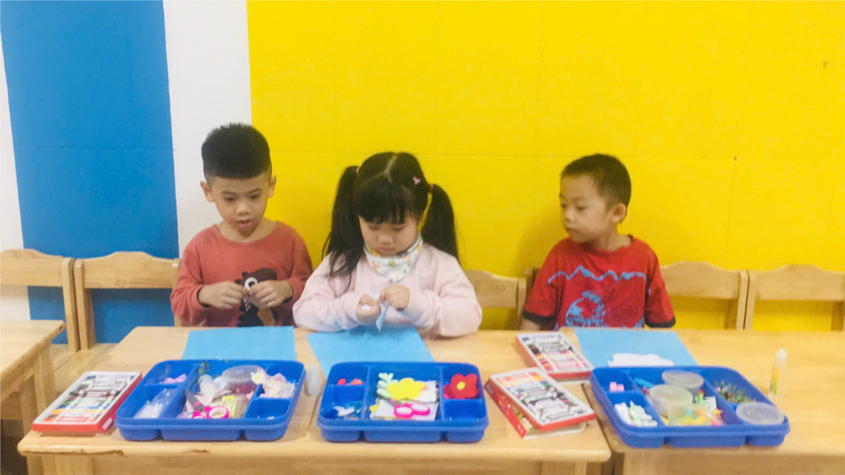 Các bé lớp B4 với giờ học tạo hình: xé dán hiện tượng thiên nhiên