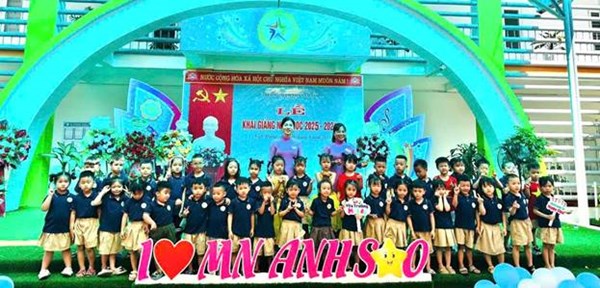 Các bạn nhỏ lớp MGL A3 tham gia ngày lễ khai giảng.