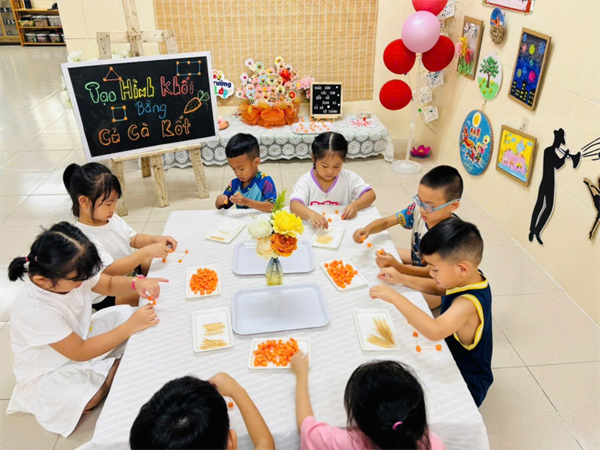 Tiết học tạo hình khối từ củ cà rốt của lớp MGL A3