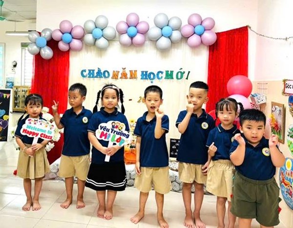 Các bạn nhỏ lớp MGL A3 tham gia ngày lễ khai giảng.