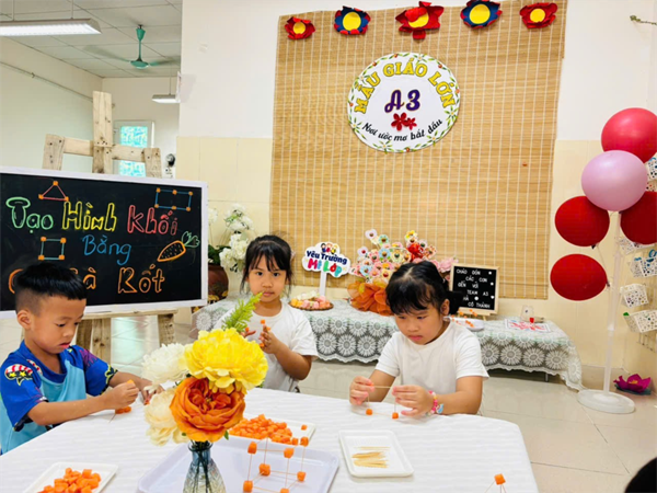 Tiết học tạo hình khối từ củ cà rốt của lớp MGL A3
