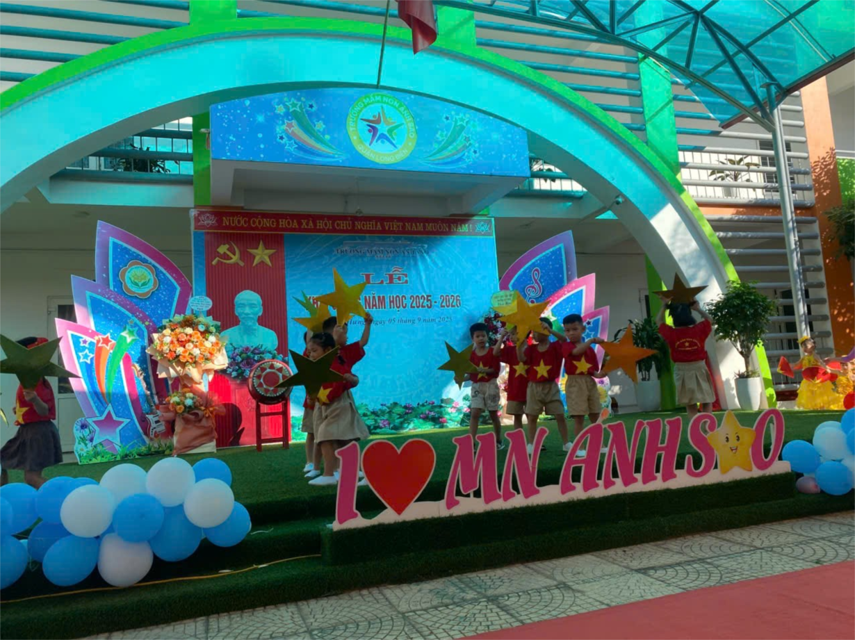 Các bạn nhỏ lớp MGL A3 tham gia ngày lễ khai giảng.