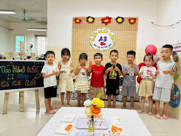 Tiết học tạo hình khối từ củ cà rốt của lớp MGL A3