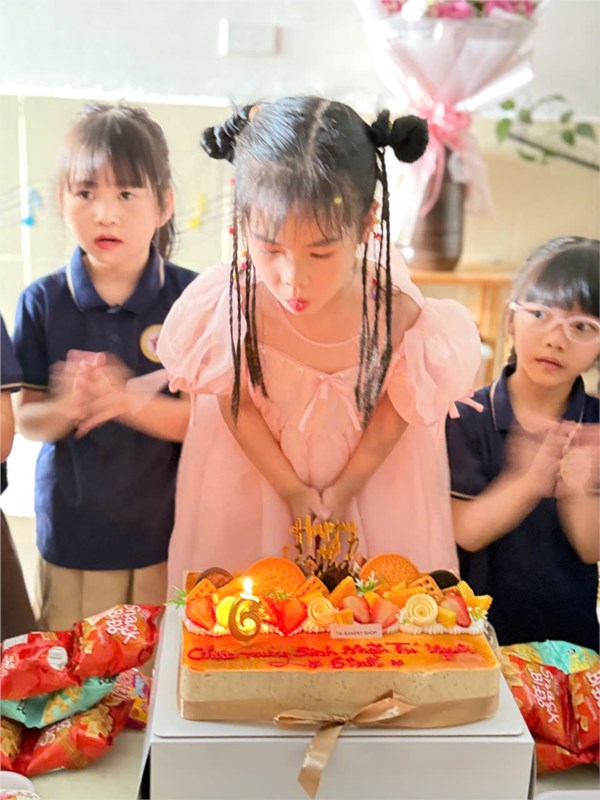 Các bạn lớp A3 chúc mừng sinh nhật bạn Tú Uyên xinh gái tròn 6 tuổi.