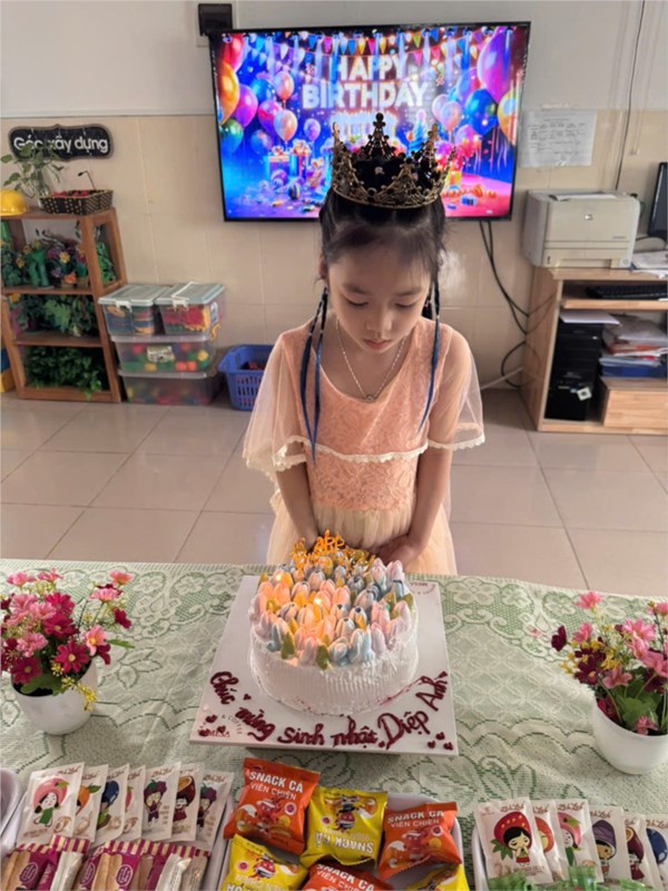Hai cô và các bạn lớp MGL A4 chúc mừng sinh nhật Diệp Anh 6 tuổi