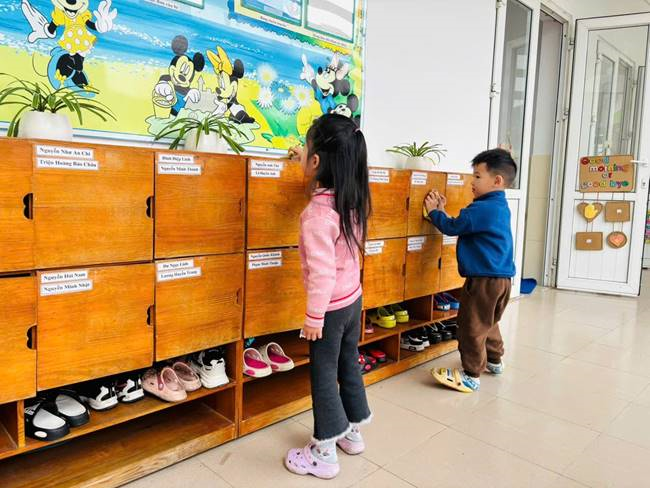 Các bạn nhỏ lớp MGN B2 tham gia tổng vệ sinh lớp học vào thứ 6 hàng tuần.