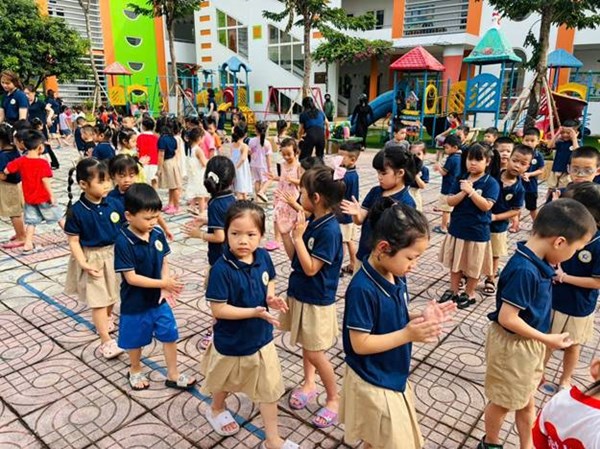 iCác bạn nhỏ lớp MGL A3 tham gia thể dục sáng dưới sân trường.