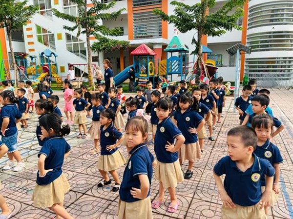 Các bạn nhỏ lớp MGL A3 tham gia thể dục sáng dưới sân trường.