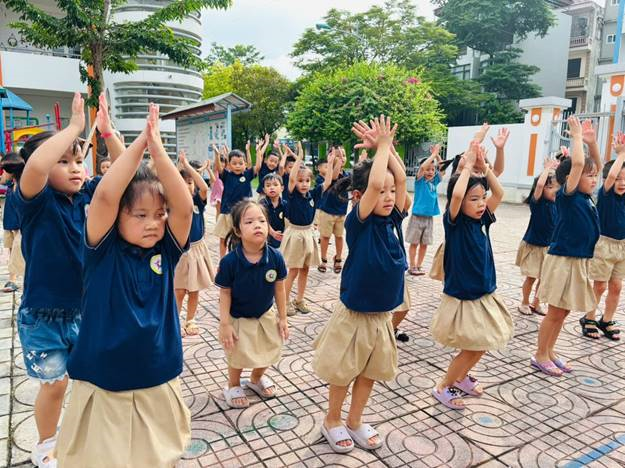 Các bạn nhỏ lớp MGL A3 tham gia thể dục sáng dưới sân trường.