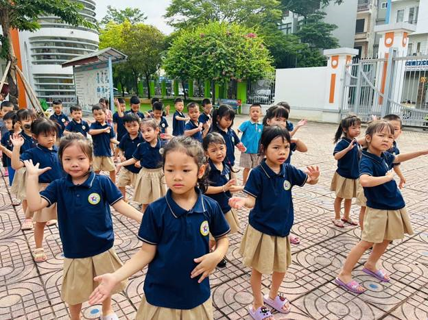 Các bạn nhỏ lớp MGL A3 tham gia thể dục sáng dưới sân trường.