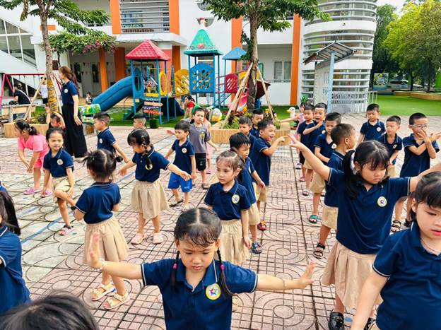 Các bạn nhỏ lớp MGL A3 tham gia thể dục sáng dưới sân trường.