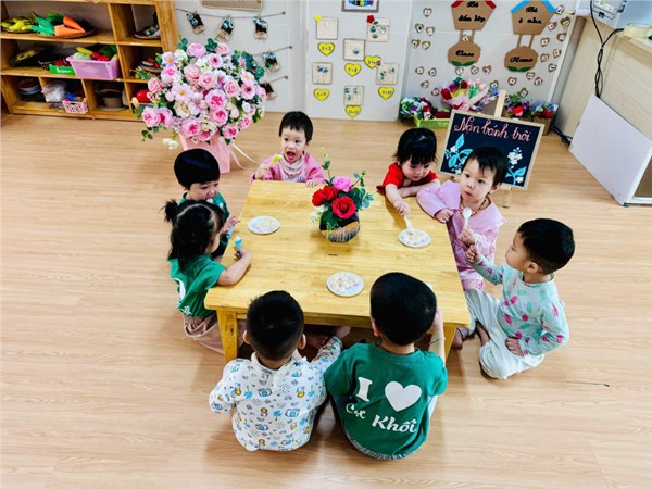 Hoạt động: Nặn bánh trôi của các bé lớp NT D1