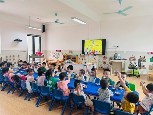 Lớp D1: Tiệc buffet tháng 5