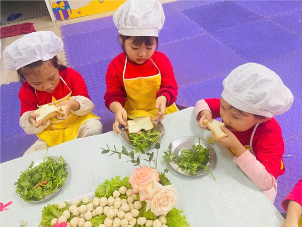 Bé làm đầu bếp nhí