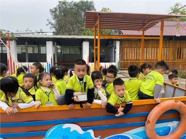 Các bạn nhỏ tham gia ngoại khóa