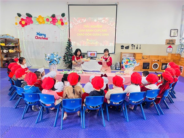 Trải nghiệm làm bánh  CUPCAKE đón giáng sinh của các bé lớp MGB C3