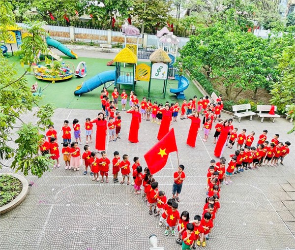 Một số hình ảnh các bạn nhỏ lớp MGB C4 chào mừng  kỷ niệm 50 năm ngày giải phóng miền nam thống nhất nước