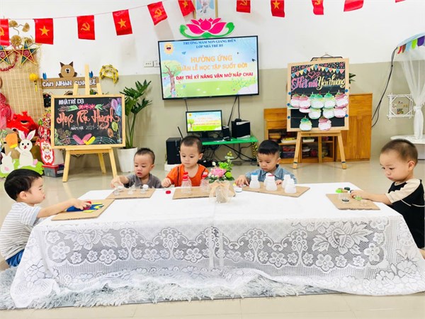 Các bé D3 hưởng ứng ngày hội đọc sách (Album ảnh đẹp tháng 10)